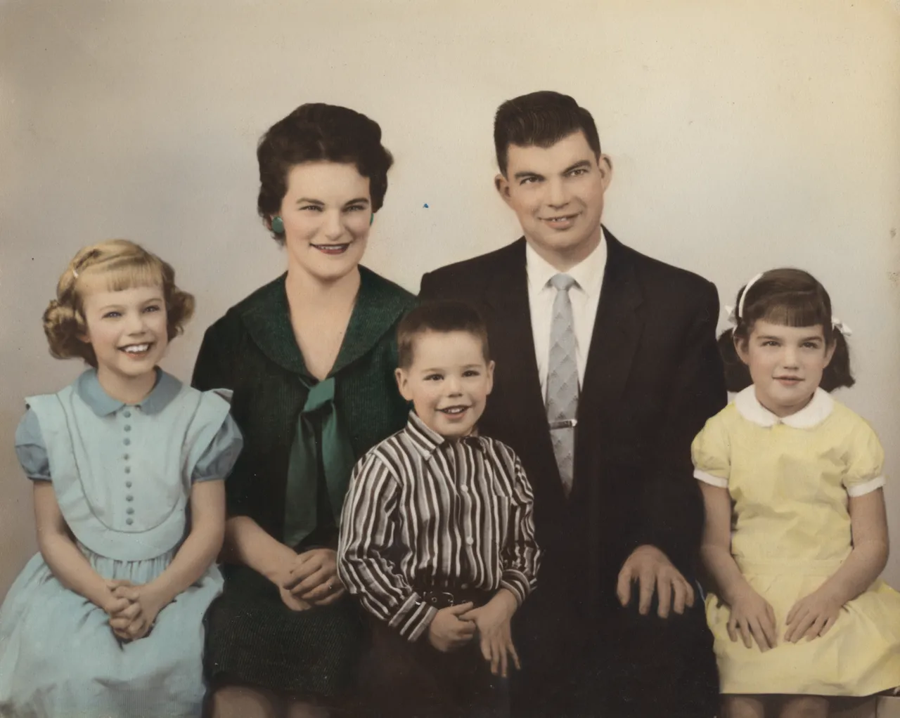 Marilyn Morehead Family Pic 60s Whole Fam Screenshot at 2018-08-14 22:30:34.png
