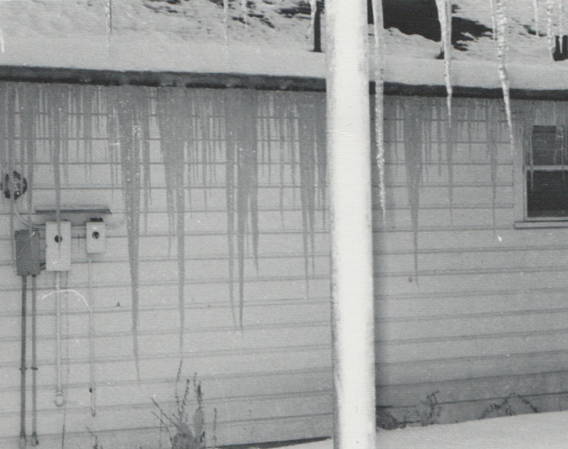 1975-01-14 - Tuesday - Snow and ice on the side of the house, 972L, 1pic.png