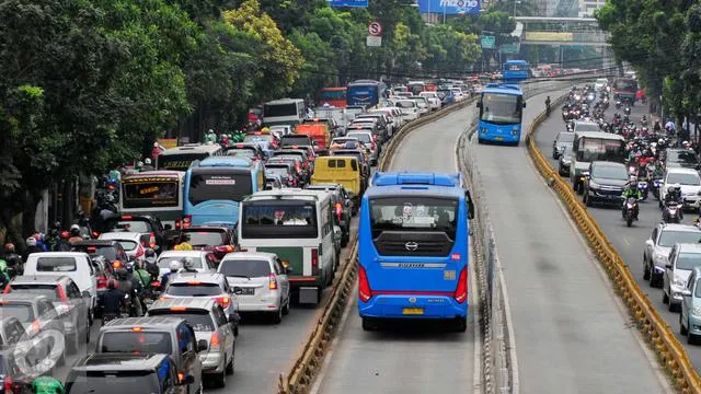 019783300_1465914129-20160614--Bus-Transjakarta-Melaju-di-Tengah-Kemacetan-Jakarta--Yoppy-Renato-03.jpg