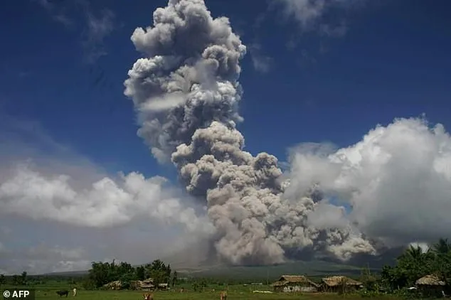 2127894-5296571-A_giant_mushroom_shaped_cloud_rises_into_the_air_from_Mayon_volc-a-47_1516617481792.jpg