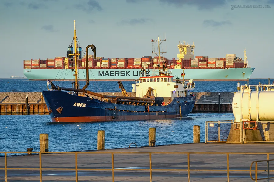 WILHELMSHAVEN JAHRESRÜCKBLICK: Dezember - Saugbagger im Hooksieler Außenhafen