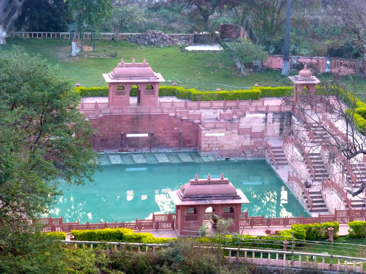 Rajgir_-_028_Bathing_Pool_at_foot_of_Hill_(9245042360).jpg