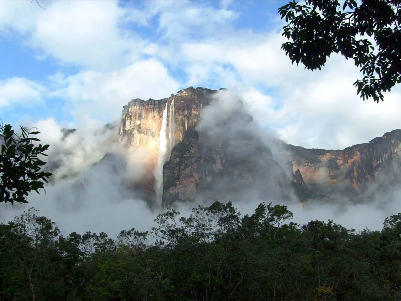 El Auyantepui o la montaña del Diablo.jpg