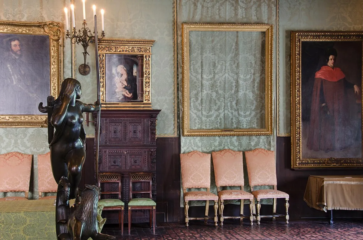 1200px-Empty_Frames_at_Isabella_Stewart_Gardner_Museum.jpg