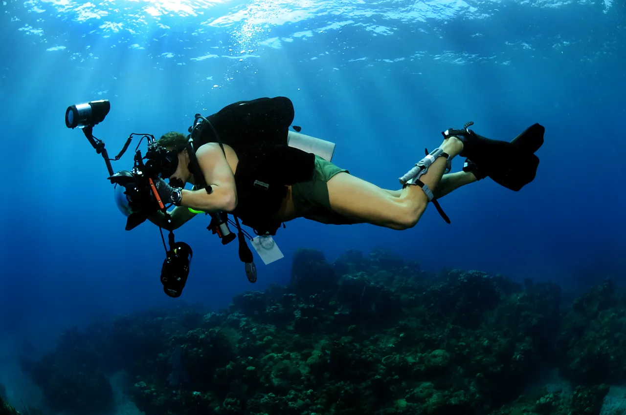 US_Navy_120209-N-XD935-302_Mass_Communication_Specialist_1st_Class_Shane_Tuck,_assigned_to_the_Expeditionary_Combat_Camera_Underwater_Photo_Team,_c.jpg