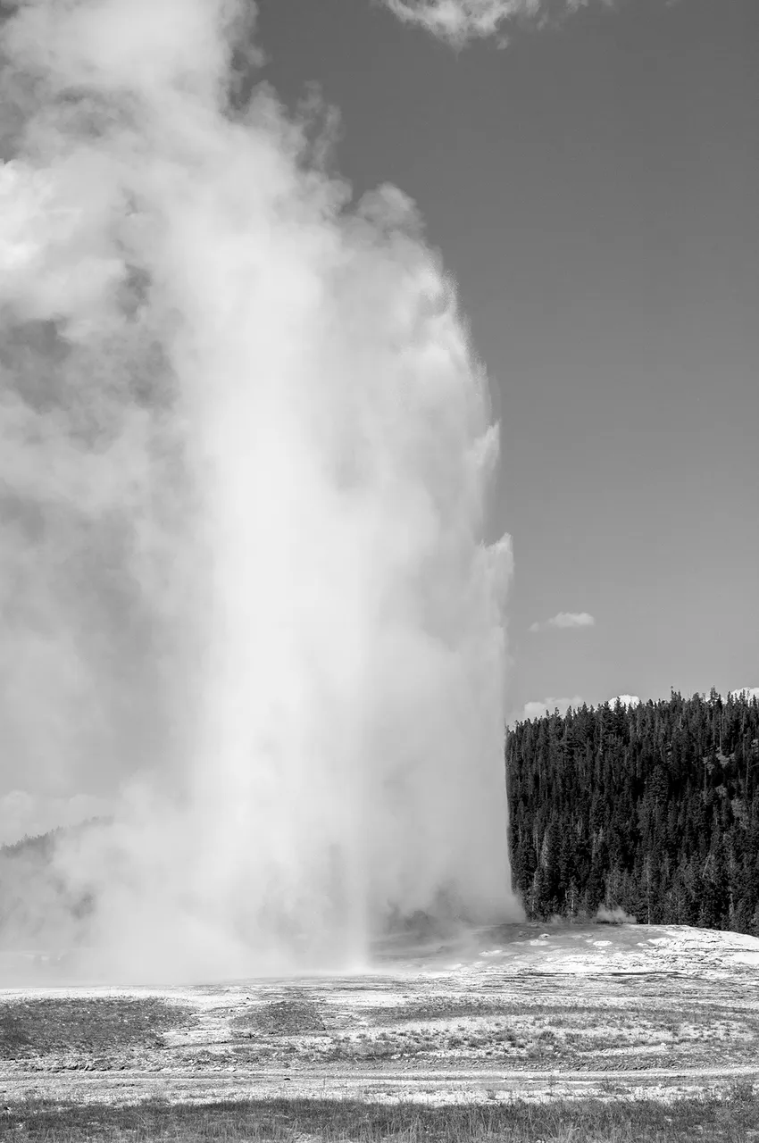 old_faithful_bw_5.jpg