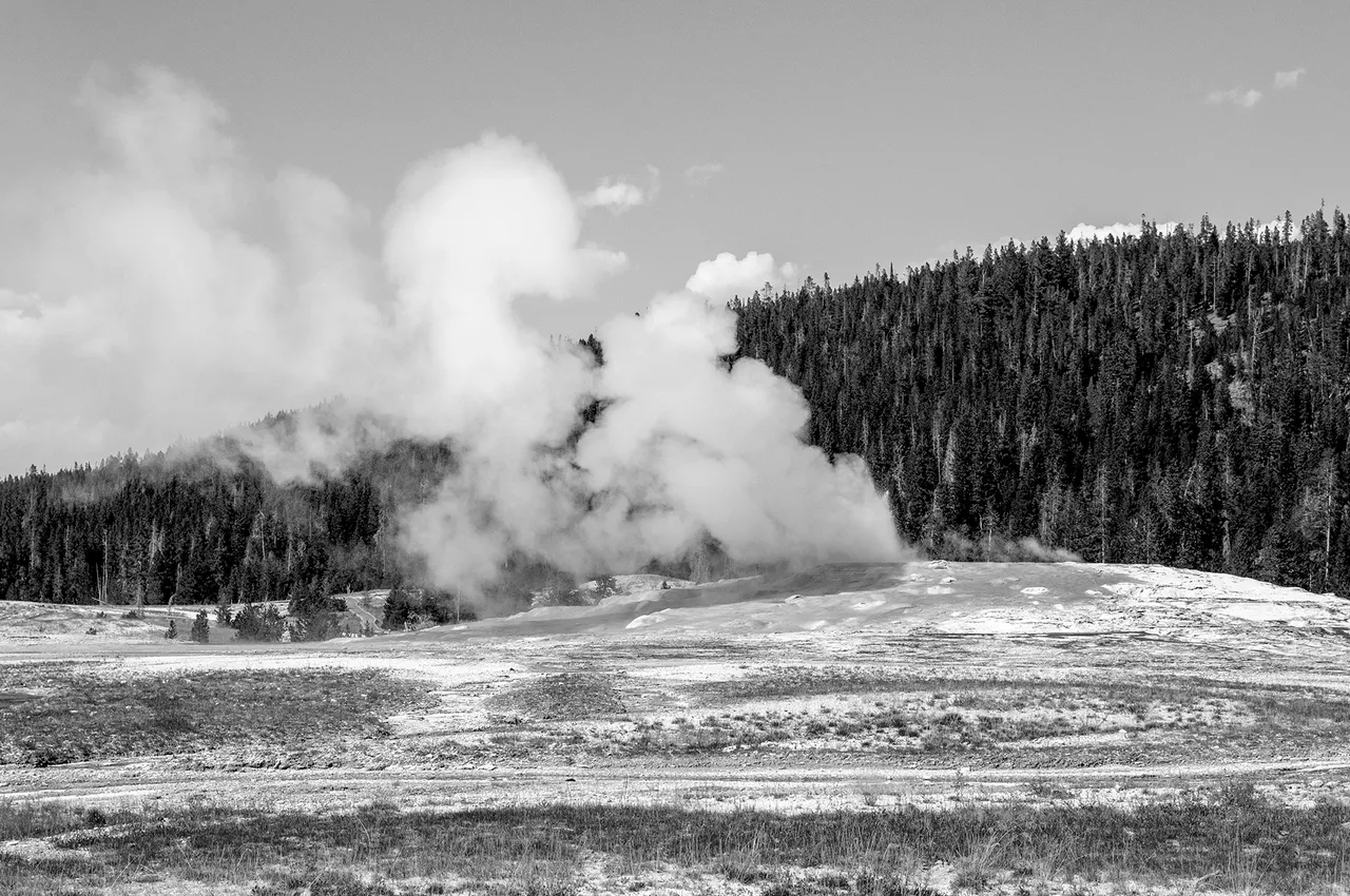 old_faithful_bw_7.jpg