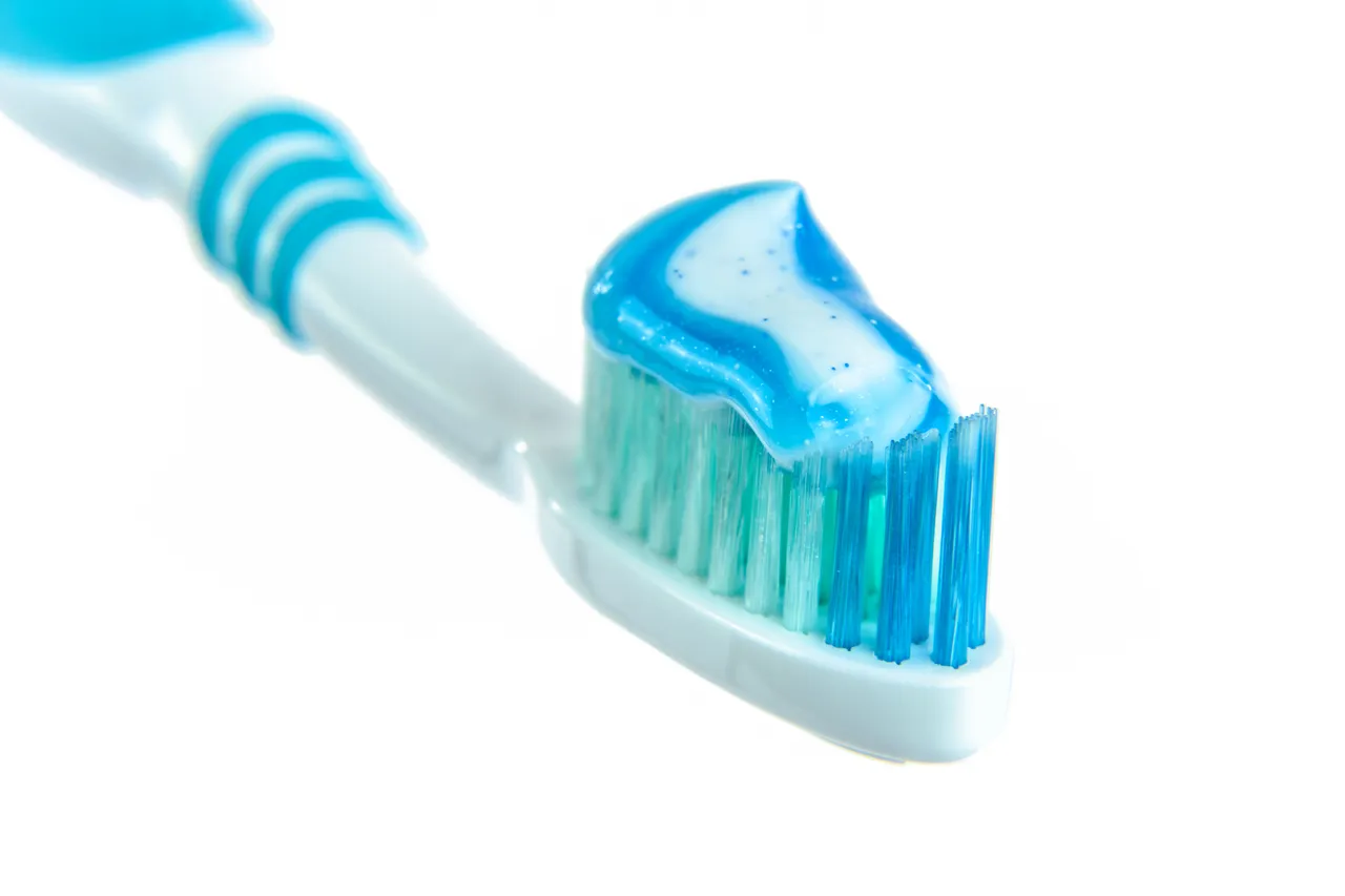 toothpaste-1786388.jpg