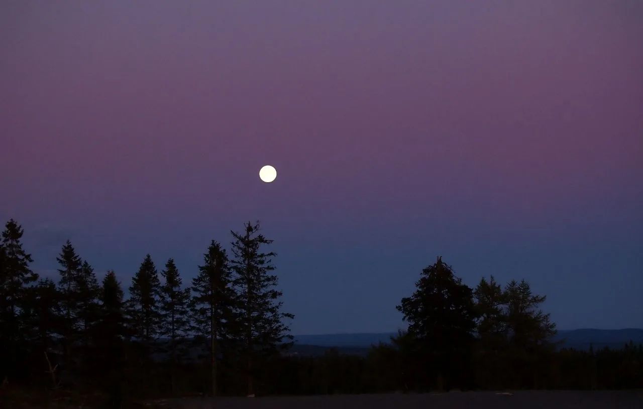 moon_over_dalarna.jpg