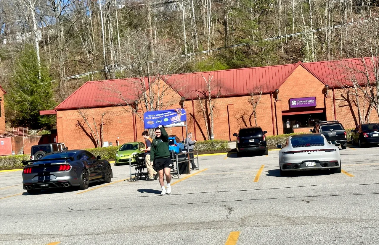 clfxyb85300ep4nszh4pf1q0s_Mustang_and_Porsche_in_the_same_parking_lot.webp