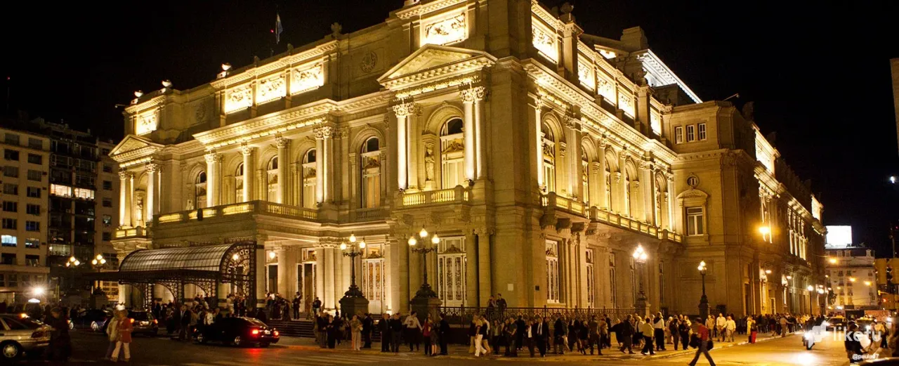 clokxuh6e009m4psz73feag6d_teatro_colon_fachada_noche_gente_1500x610_0.webp