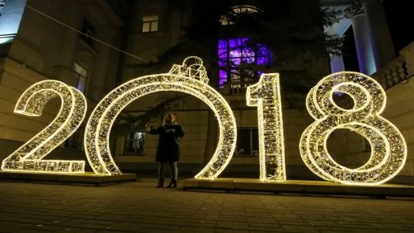 mujer_el_29_de_diciembre_de_2017_en_sevastopol_sobre_una_escultura_sobre_el_axo_nuevo_-_reuters.jpg_1718483347.jpg