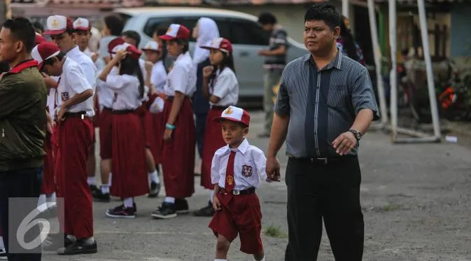 035415300_1437967494-20150727-Hari-Pertama-Masuk-Sekolah-Jakarta2.jpg