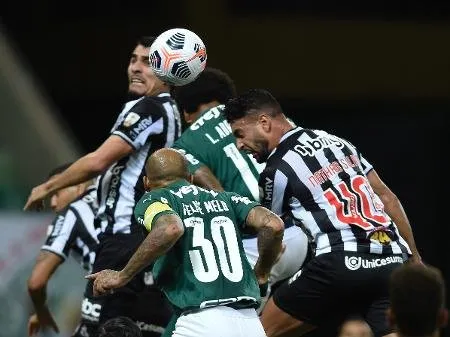 lance_do_duelo_entre_palmeiras_e_atletico_mg_1632274355167_v2_450x337.jpg