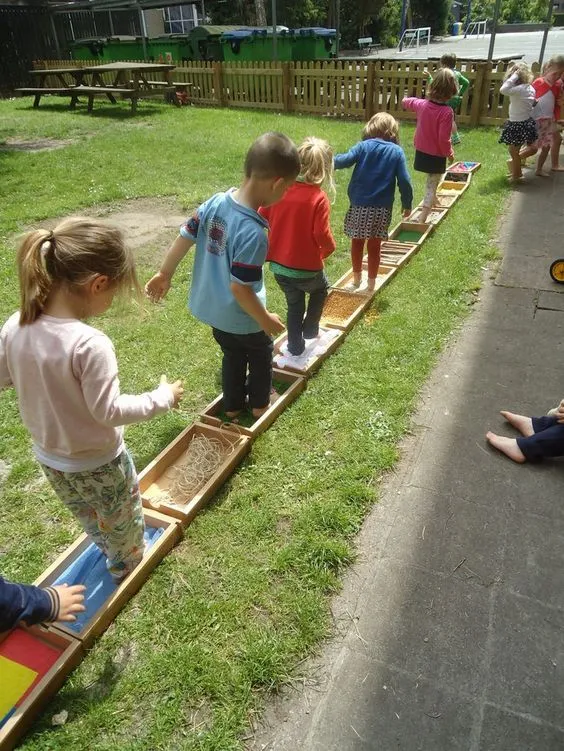 Circuitos Sensoriales - Barefoot Sensory Paths for Kids.jpeg