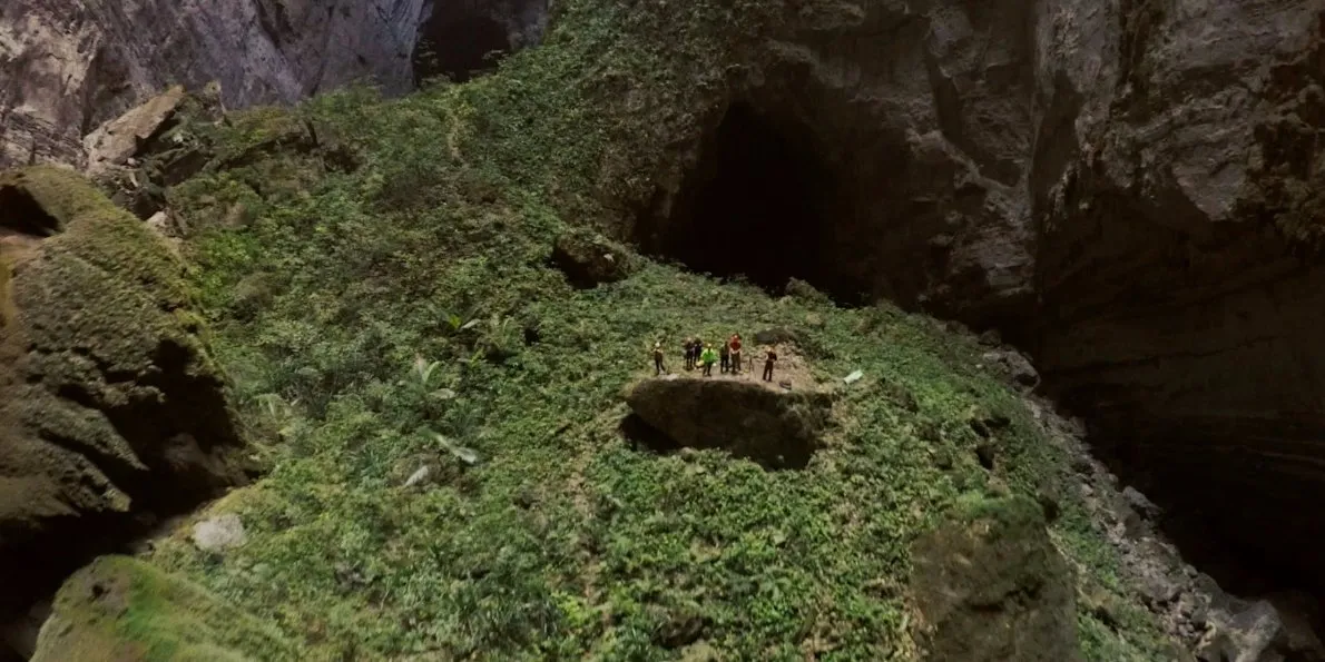 incredible-video-inside-hang-son-doong--the-largest-cave-in-the-world.jpg