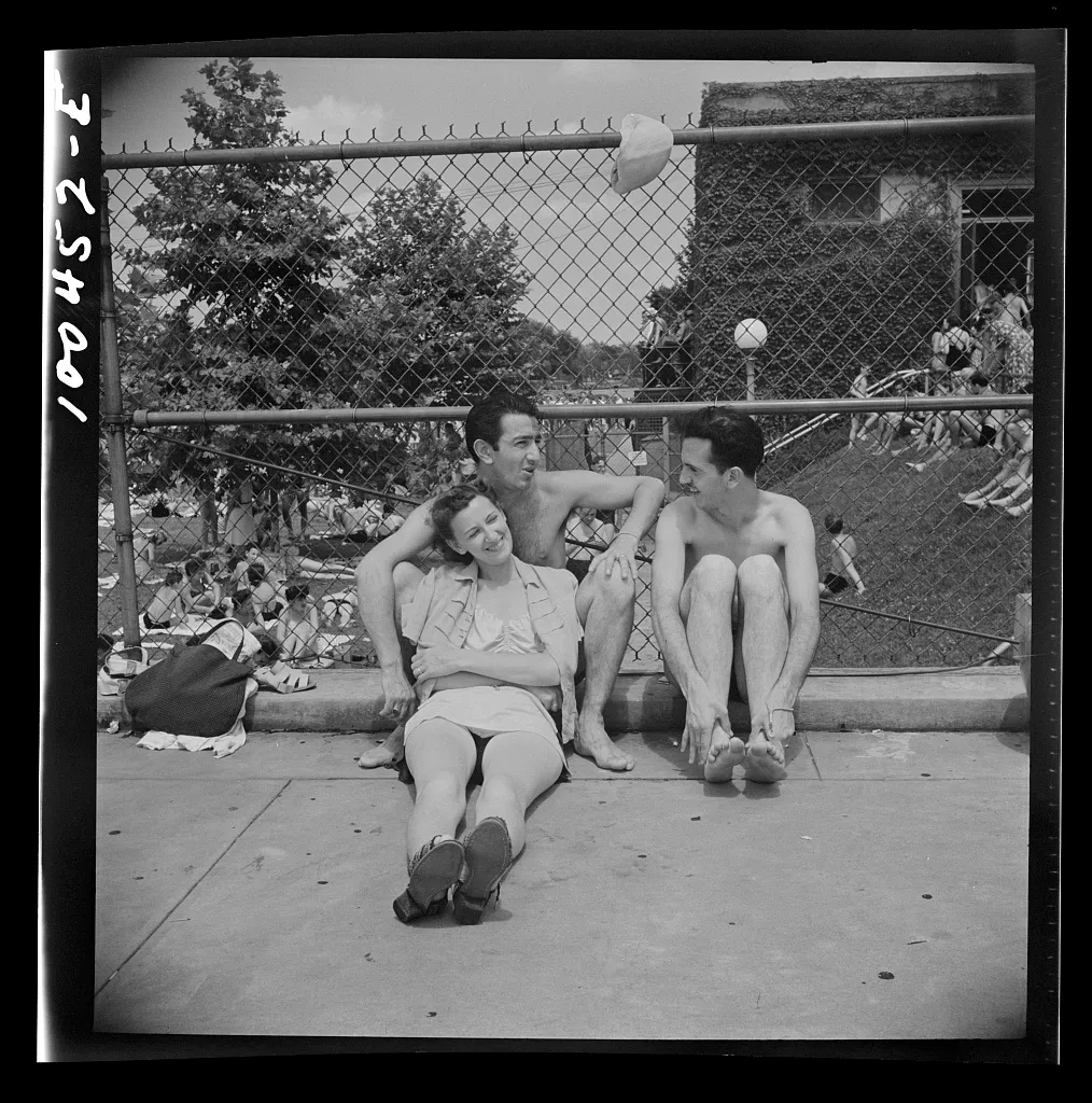 Relaxing_on_the_edge_of_the_municipal_swimming_pool_on_Sunday8c34943v.jpg