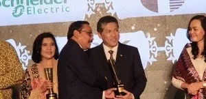 Penyerahan piala SNI Award kepada Wakil Rektor I, Prof. Dr. Ir. Marwan