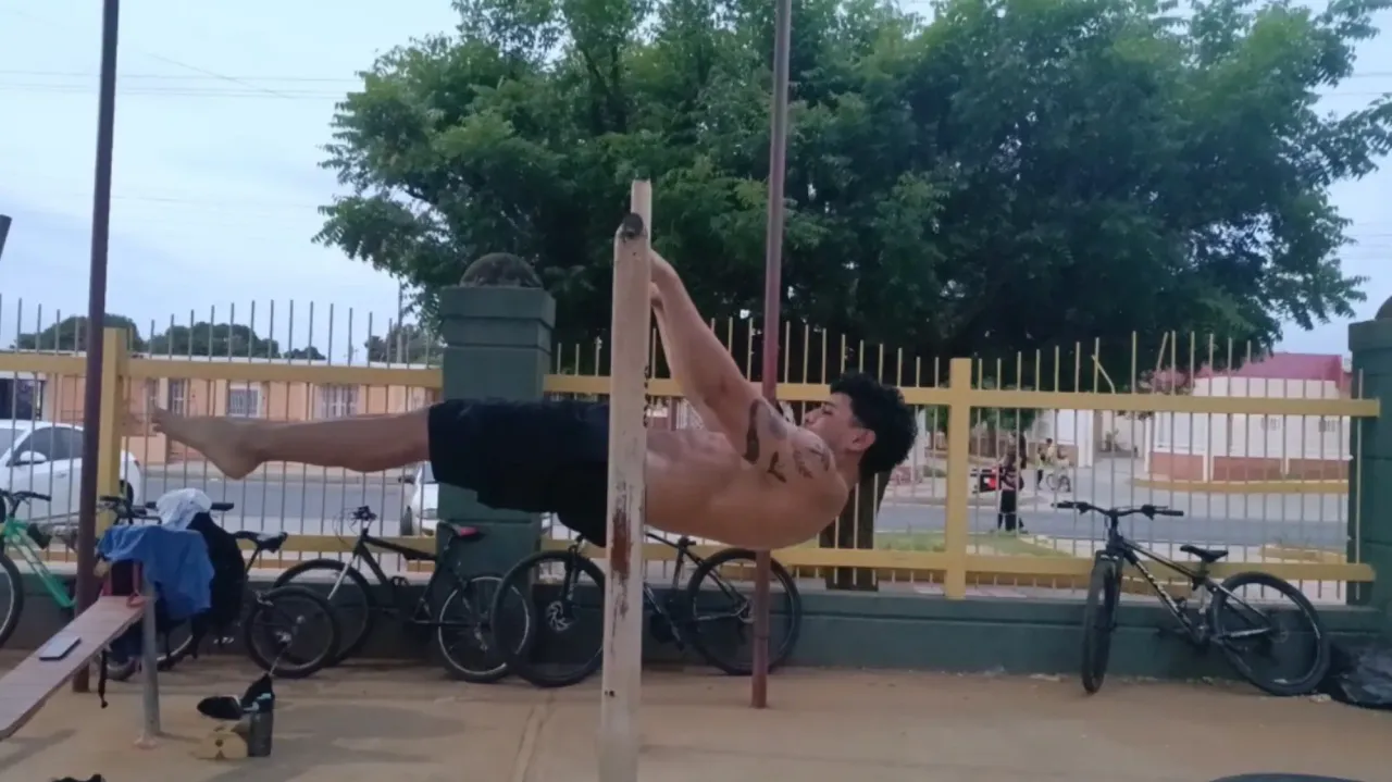 56zLsqY6MS2FkNo4_1000418958.webp