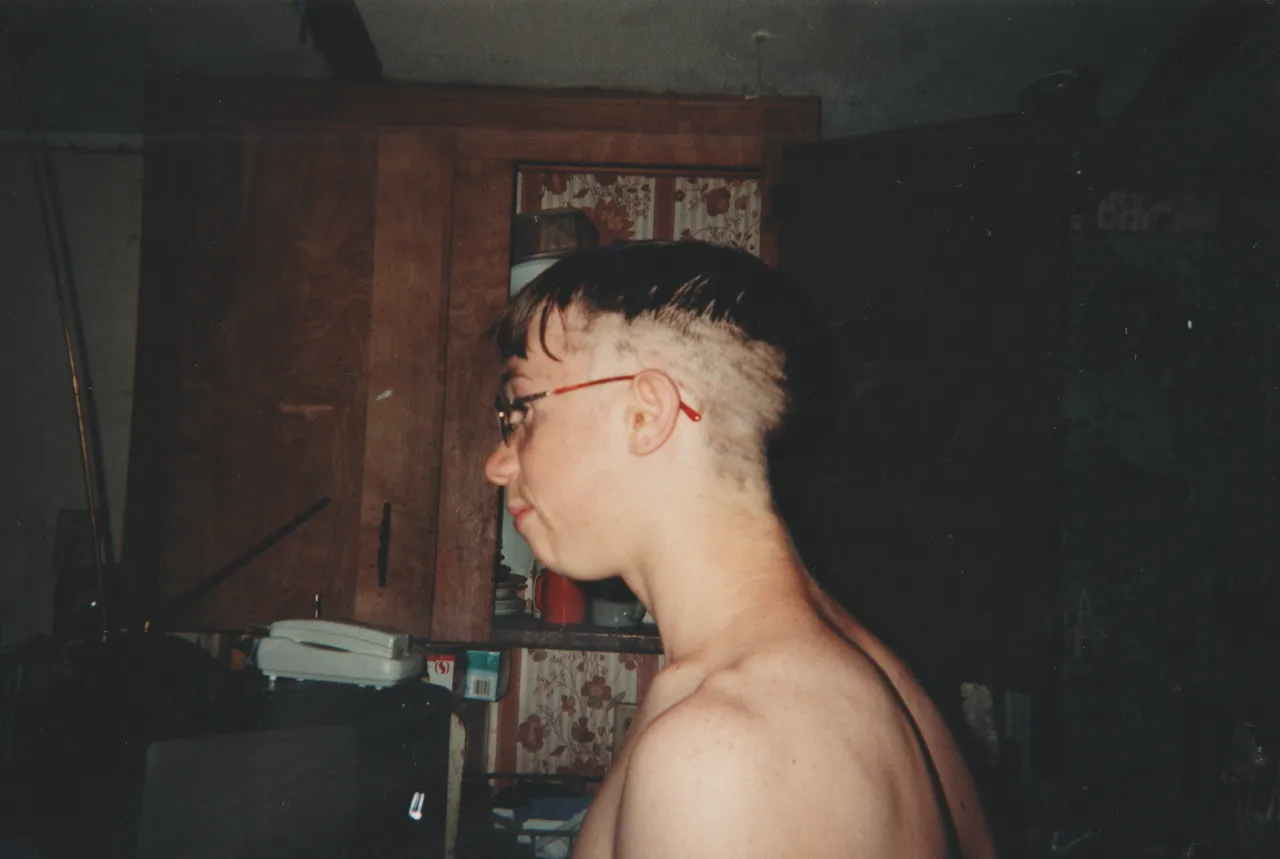 2001-08 Joey Haircut.png