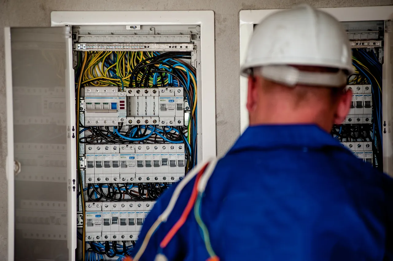 electrician-2755682_1920.jpg
