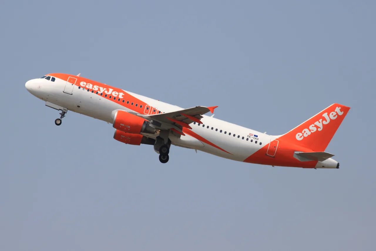 OE-IVH easyJet -A320.JPG