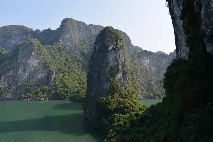 ha-long-bay-2404437__480.jpg