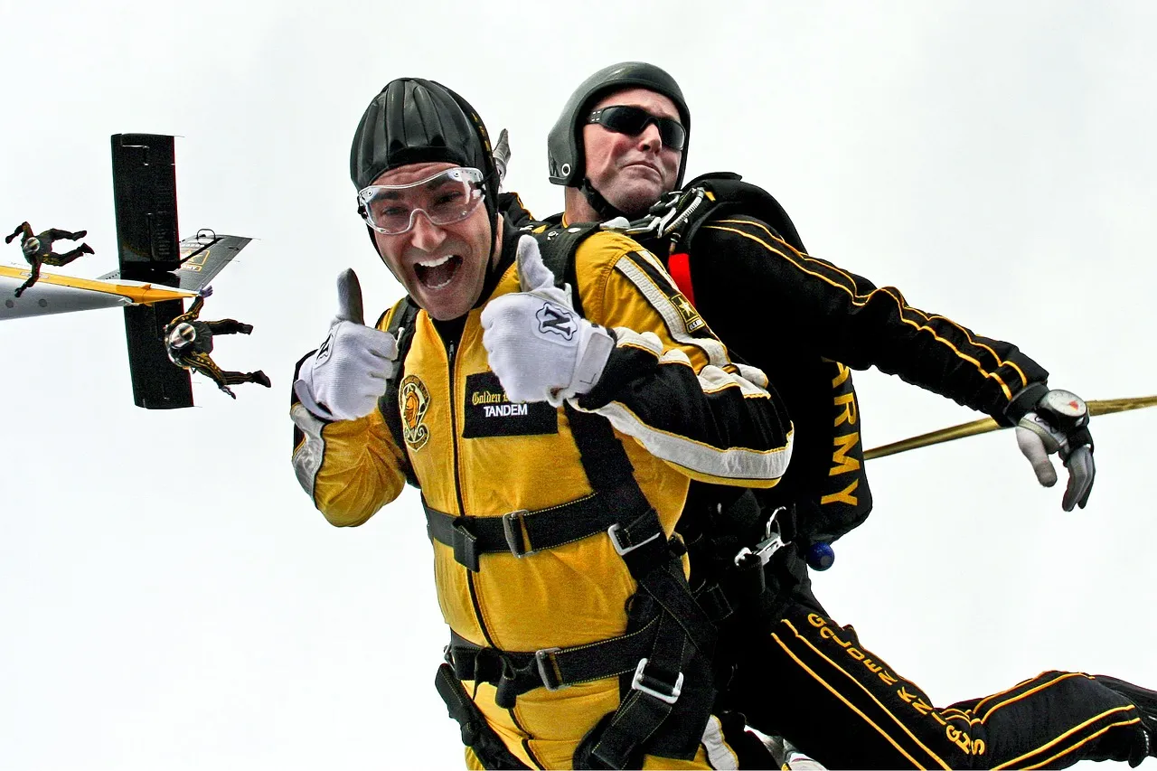 tandem-skydivers-603631_1280.jpg