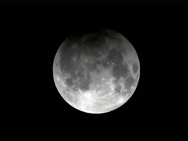 16-1516076344-lunar-eclipse1.jpg