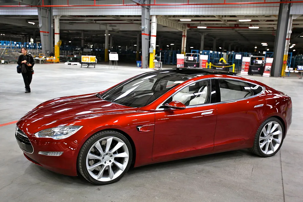 1024px-Tesla_Model_S_Indoors.jpg