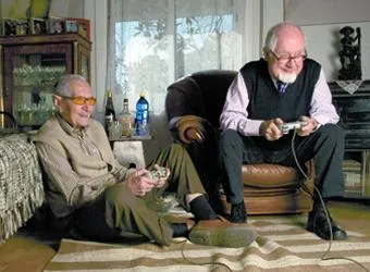 Abuelos_jugando_videoconsola.jpg