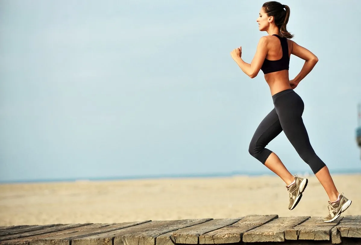 mujer-corriendo-por-la-playa.jpg