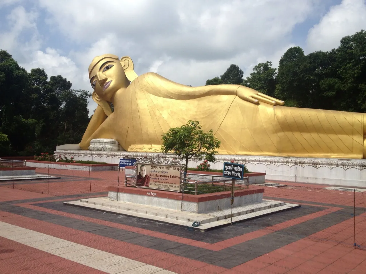 Goutom_boddo_murti_Cox_bazar.jpg