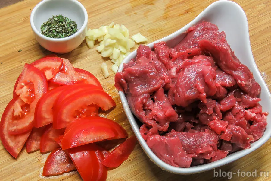 Pie with beef, cheese and rosemary