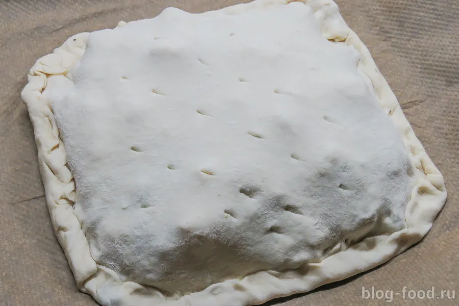 Pie with beef, cheese and rosemary