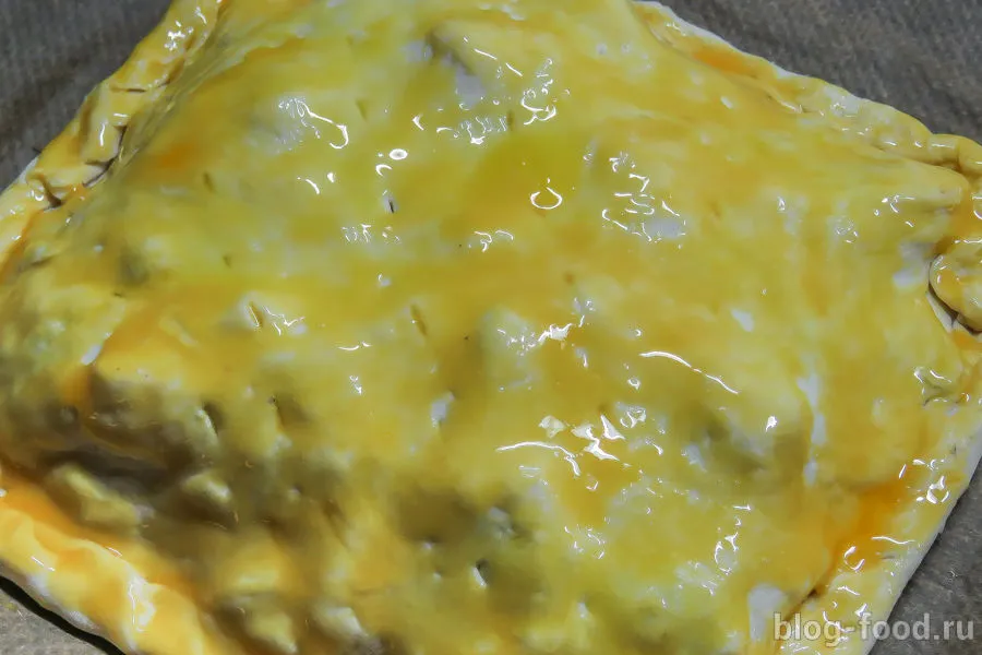 Pie with beef, cheese and rosemary