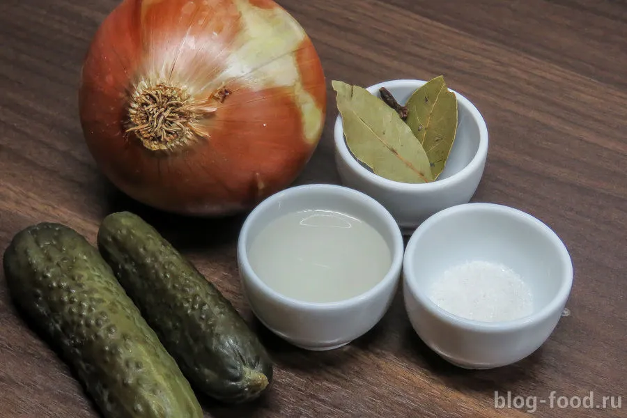 Warm salad of onions and pickles