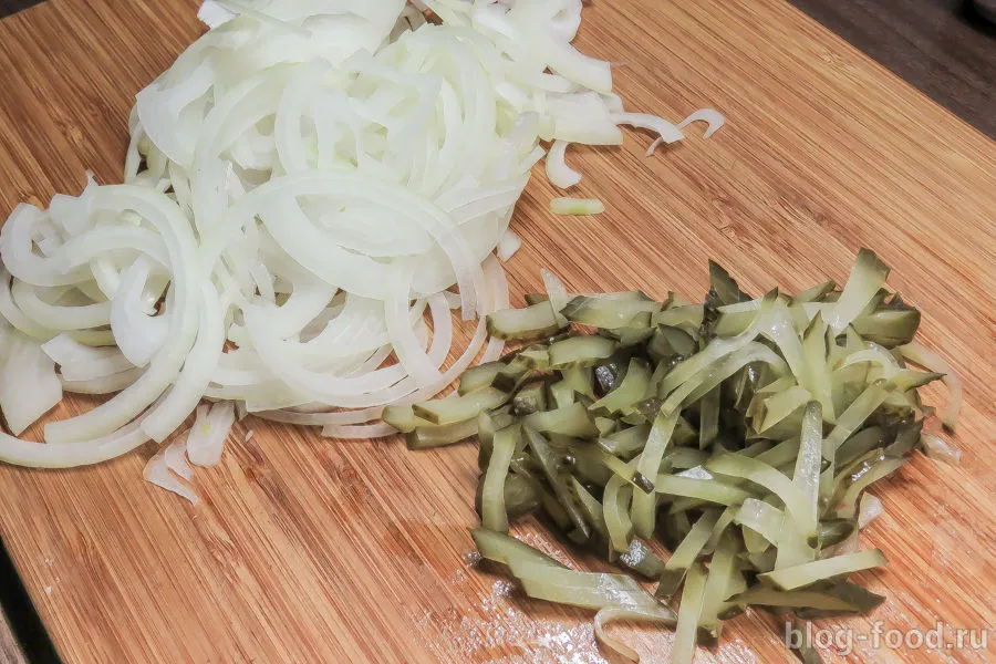Warm salad of onions and pickles