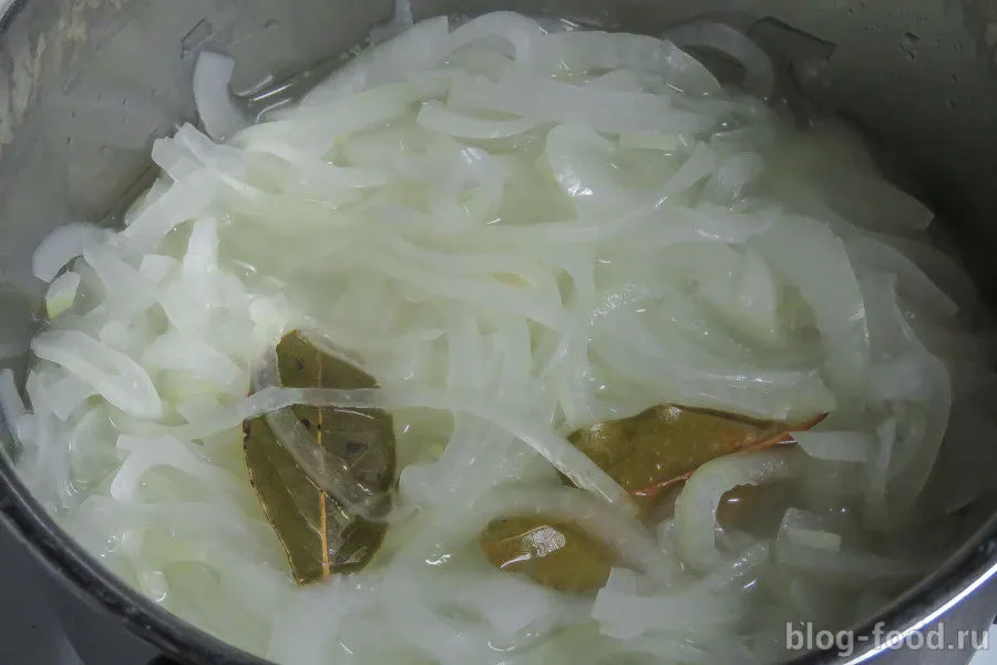 Warm salad of onions and pickles