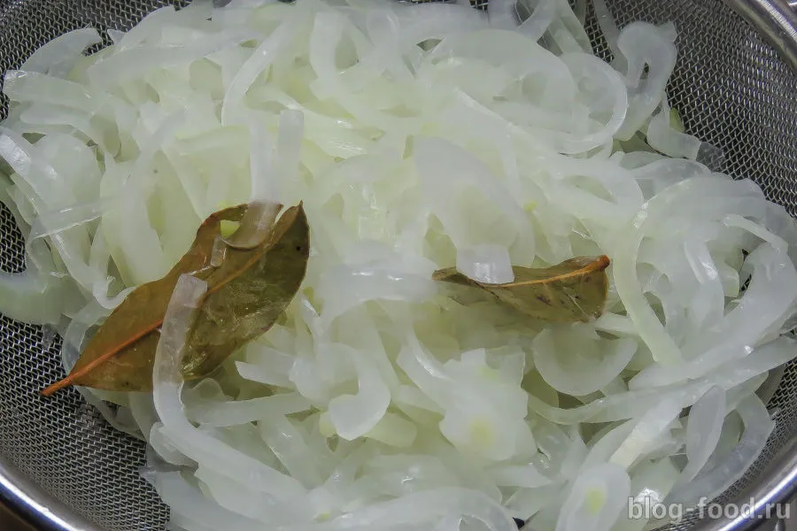 Warm salad of onions and pickles