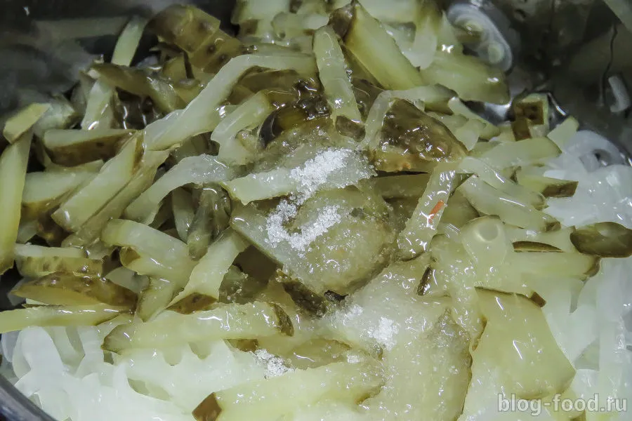 Warm salad of onions and pickles