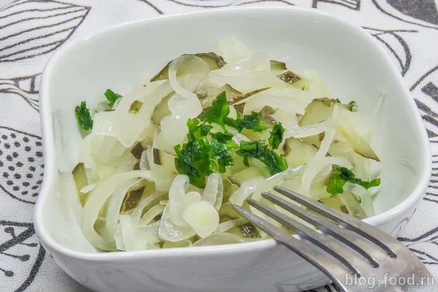 Warm salad of onions and pickles