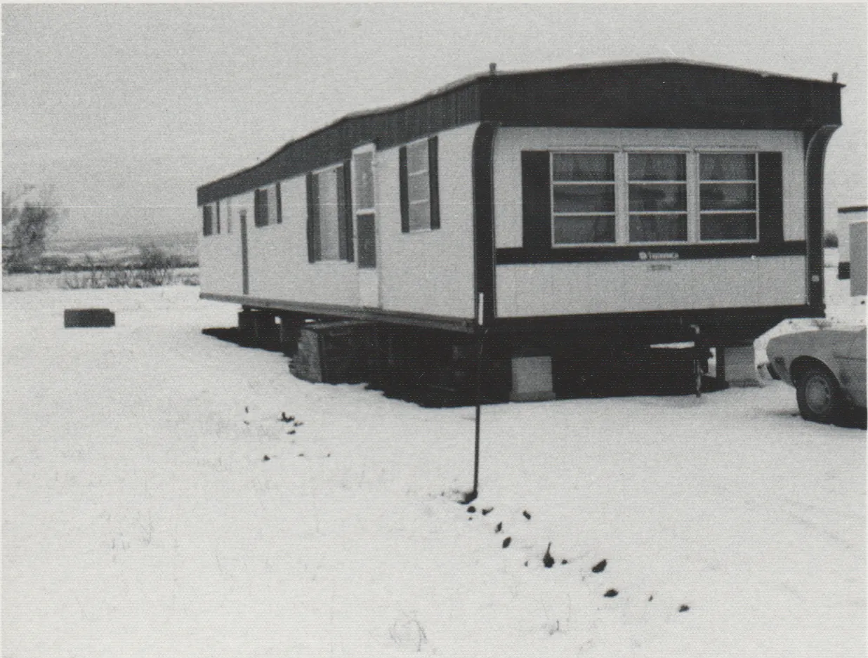 1975-03-22 - Saturday - Trailer, some snow, a car, 392L, 1pic.png