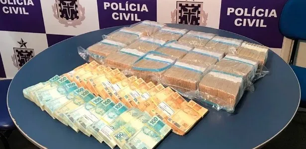 27abr2018----dinheiro-apreendido-pela-policia-civil-baiana-na-casa-da-sogra-de-danilo-santana-acusado-de-comandar-um-esquema-de-piramide-financeira-1524854919387_615x300.jpg
