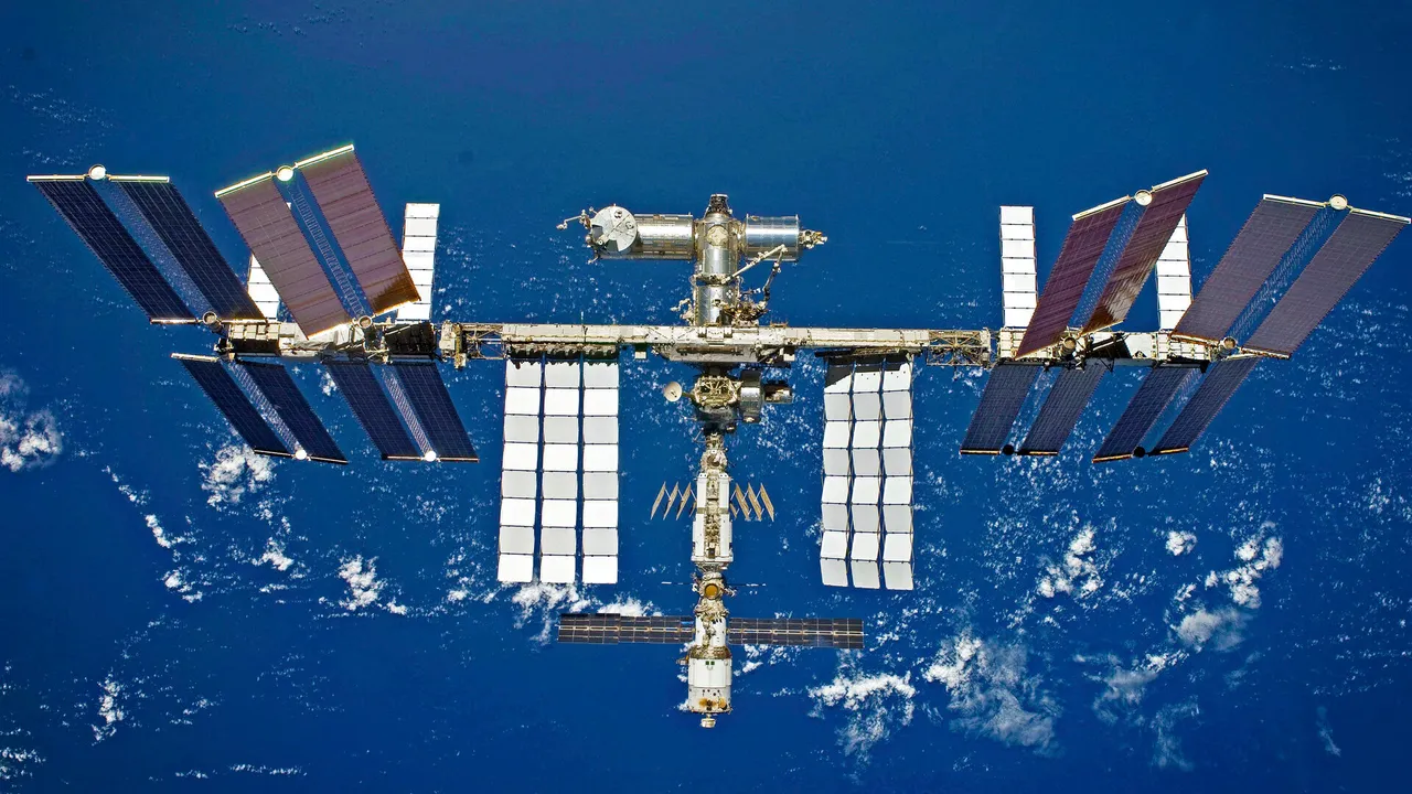 International_Space_Station_pillars.jpg