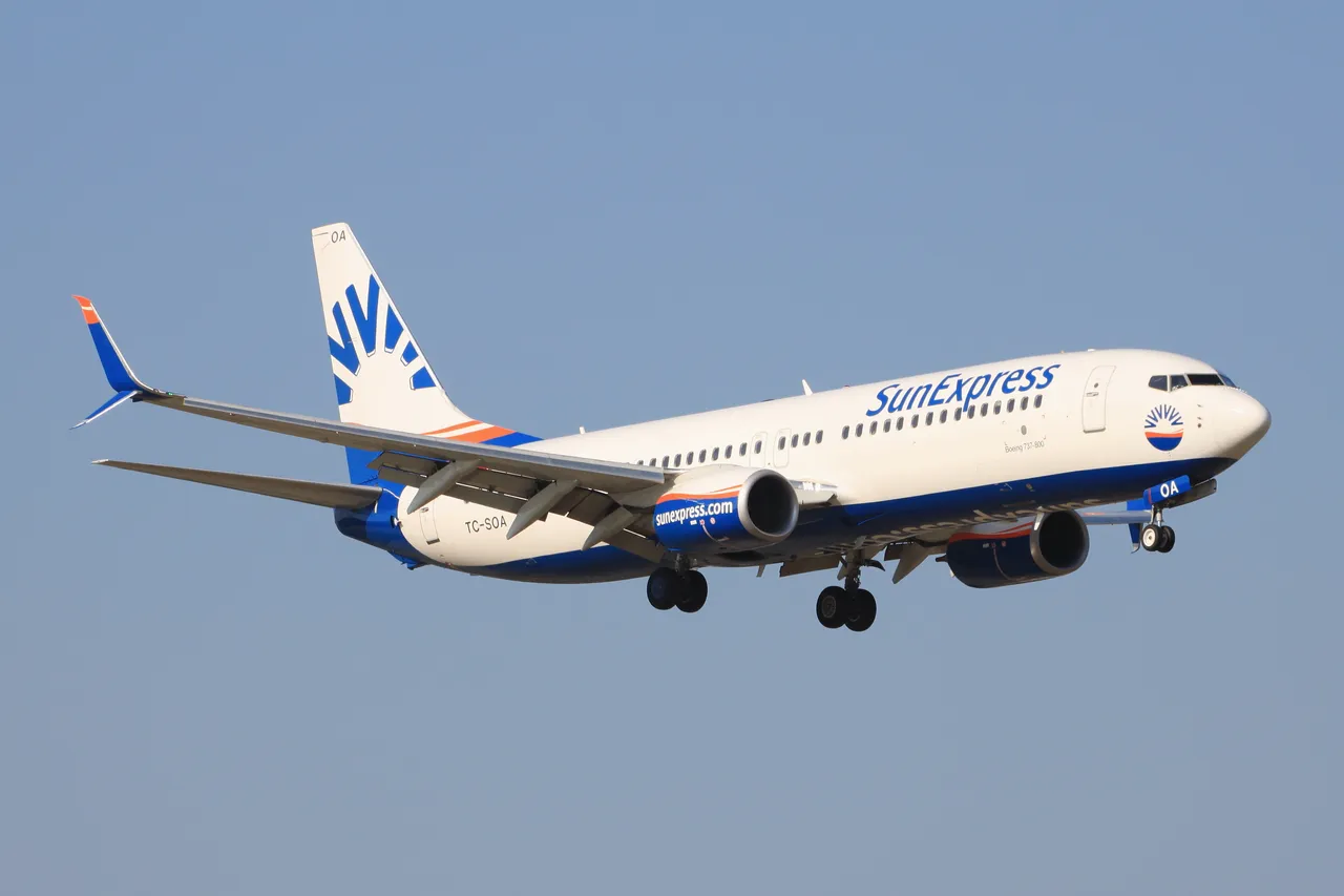 TC-SOA Sun Express -B738 SW.JPG