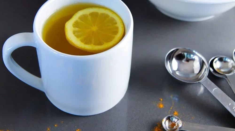 lemon-water-and-turmeric1-1000x560.webp