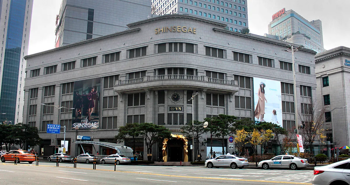 Shinsegae_Department_Store_in_Seoul.jpg