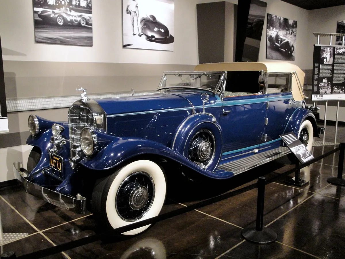 1200px-1931_Pierce-Arrow_by_LeBaron.jpg
