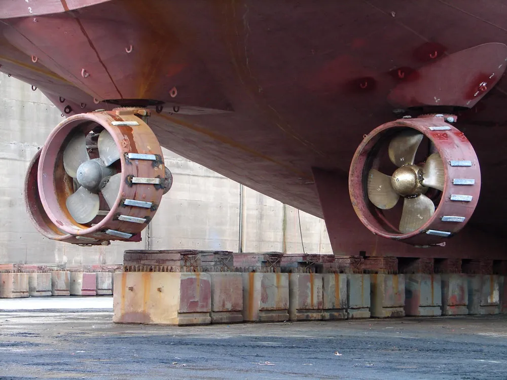 Acergy_Discovery_in_drydock_3_Fotor.jpg